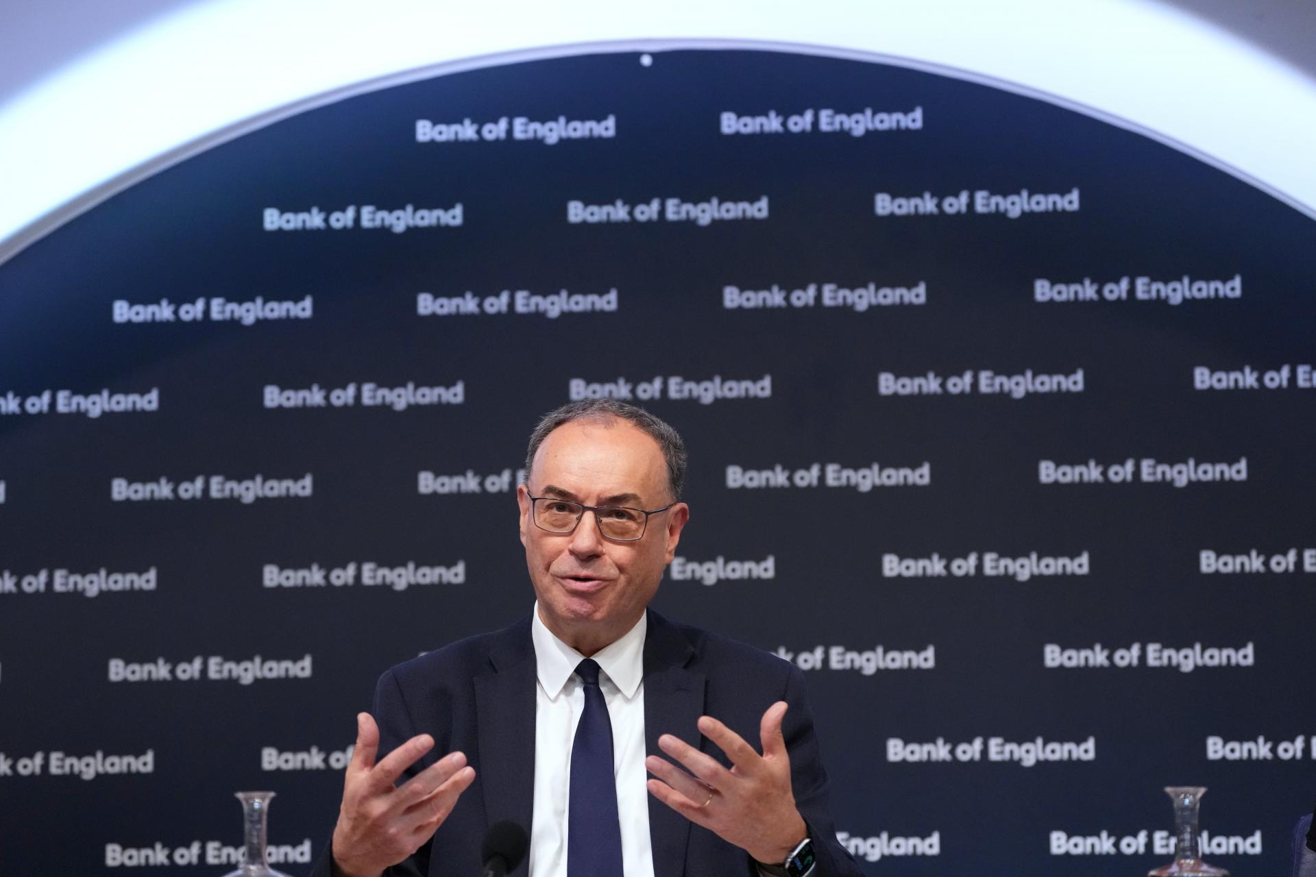Bank of England zhor&scaron;ila progn&oacute;zu v&yacute;voja ekonomiky, &uacute;rokov&eacute; sadzby v&scaron;ak ponechala nezmenen&eacute;