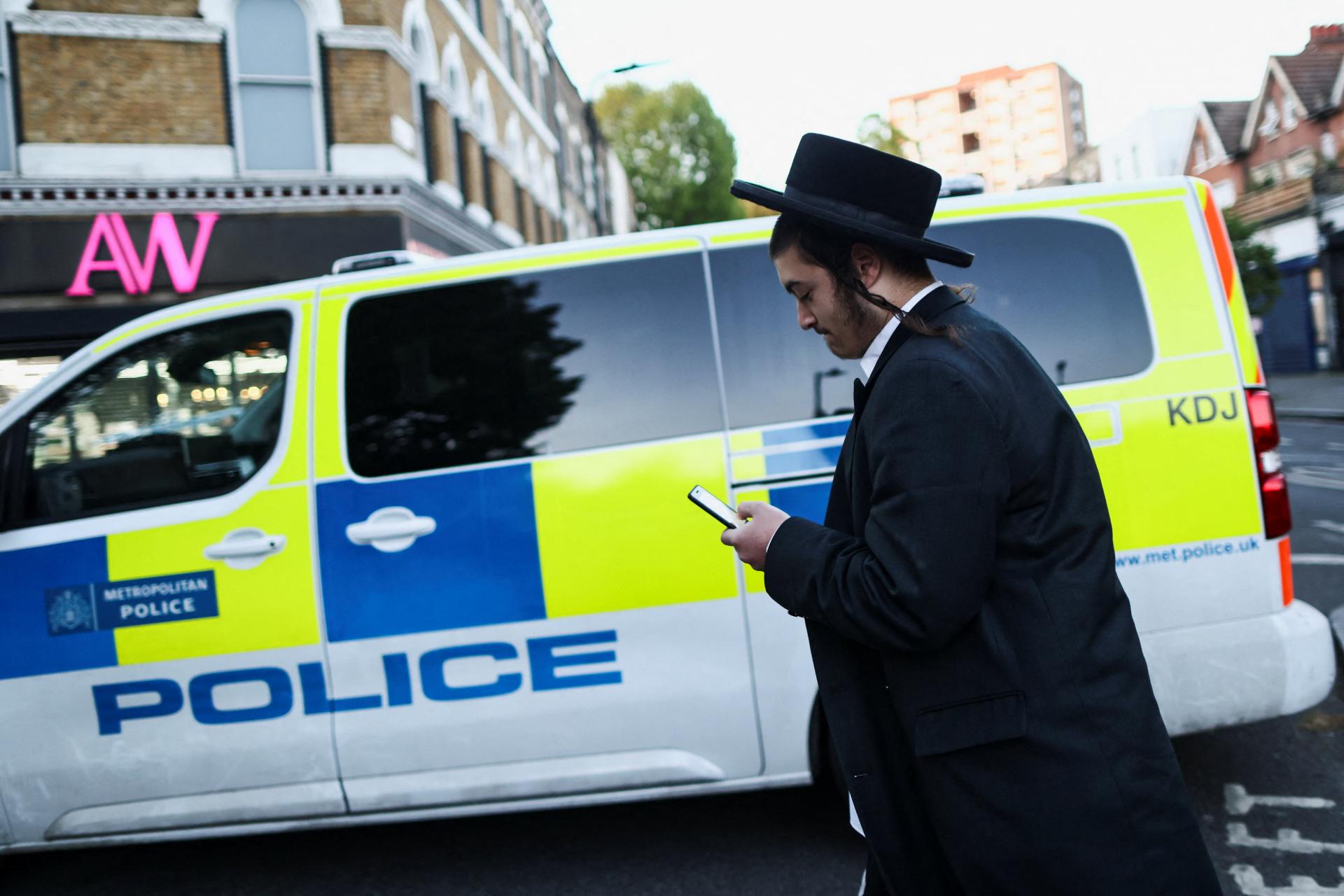 Británia v nadväznosti na antisemitský útok zvýšila úroveň teroristickej hrozby na druhú najvyššiu