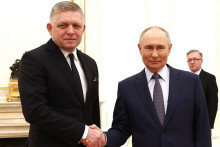 Slovensko bude aj tento rok svietiť v spravodajstve svetov&yacute;ch m&eacute;di&iacute; ako jedin&aacute; člensk&aacute; krajina E&Uacute;, ktorej l&iacute;der potrasie &scaron;&eacute;fovi Kremľa Vladimirovi Putinovi rukou. FOTO: Kremeľ