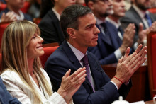 &Scaron;panielsky premi&eacute;r Pedro S&aacute;nchez a jeho manželka Mar&iacute;a Begoňa G&oacute;mezov&aacute;. FOTO: Reuters