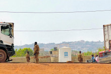 Malijsk&iacute; vojaci stoja pri n&aacute;kladnom aute počas hliadky po &uacute;toku na hlavn&uacute; malijsk&uacute; vojensk&uacute; z&aacute;kladňu Kati neďaleko hlavn&eacute;ho mesta Bamako. FOTO: Reuters
