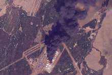 Satelitn&aacute; sn&iacute;mka ukazuje dym st&uacute;paj&uacute;ci po &uacute;toku ukrajinsk&eacute;ho dronu na ropn&uacute; čerpaciu stanicu v Permskom kraji v Rusku. FOTO: Reuter/ Planet Labs PBC
