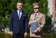 Nov&yacute; n&aacute;čeln&iacute;k Gener&aacute;lneho &scaron;t&aacute;bu Ozbrojen&yacute;ch s&iacute;l SR Miroslav Lorinc, ktor&eacute;ho vymenoval prezident SR Peter Pellegrini (vľavo). FOTO: TASR