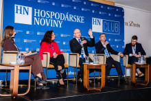 Na sn&iacute;mke sprava analytik Centra vzdel&aacute;vac&iacute;ch anal&yacute;z Michal Reh&uacute;&scaron;,  riaditeľ &Scaron;t&aacute;tneho in&scaron;tit&uacute;tu odborn&eacute;ho vzdel&aacute;vania Branislav Had&aacute;r, predseda v&yacute;konnej rady Slovenskej akreditačnej agent&uacute;ry pre vysok&eacute; &scaron;kolstvo Robert Redhammer a gener&aacute;lna riaditeľka N&aacute;rodn&eacute;ho in&scaron;tit&uacute;tu vzdel&aacute;vania a ml&aacute;deže Romana Kanovsk&aacute;.  FOTO: HN/Miroslava Spodniakov&aacute; 

