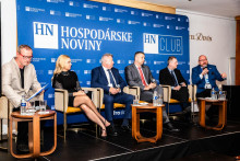 HN Club Lep&scaron;ie Slovensko 2026. Zľava z&aacute;stupca &scaron;efredaktorky HN Martin Kov&aacute;čik, Denisa Sakov&aacute; &ndash; podpredsedn&iacute;čka vl&aacute;dy a ministerka hospod&aacute;rstva, &scaron;&eacute;f regulačn&eacute;ho &uacute;radu Jozef Holjenč&iacute;k, Martin H&uacute;ska &ndash; gener&aacute;lny riaditeľ a člen predstavenstva SPP, v&yacute;konn&yacute; riaditeľ a člen predstavenstva Slovnaftu Marek Senkovič a Andrej Žiarovsk&yacute;, riaditeľ pre strategick&yacute; rozvoj a medzin&aacute;rodn&eacute; projekty spoločnosti VUJE.

FOTO: HN/ Miroslava Spodniakov&aacute;