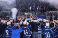 Hokejisti HK Nitra z&iacute;skali svoj tret&iacute; titul v najvy&scaron;&scaron;ej slovenskej hokejovej s&uacute;ťaži. FOTO: TASR/Henrich Mi&scaron;ovič