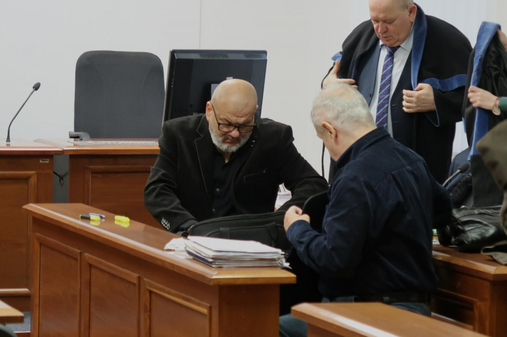 Obžalovan&iacute; v kauze Syseľ podnikateľ Mari&aacute;n S. (vľavo) a b&yacute;val&yacute; sudca Okresn&eacute;ho s&uacute;du Vranov nad Topľou Miroslav N. (vpravo) sedia na hlavnom pojedn&aacute;van&iacute; na &Scaron;pecializovanom trestnom s&uacute;de (&Scaron;TS) v Pezinku v utorok 28. novembra 2023. FOTO: TASR