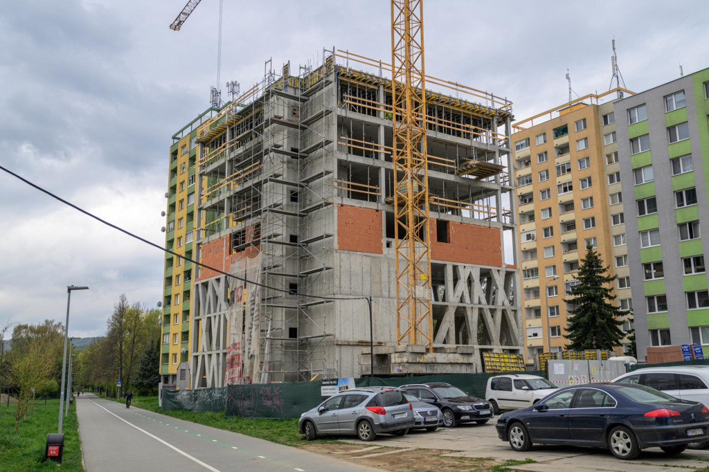 Na sn&iacute;mke aktu&aacute;lny stav v&yacute;stavby nov&eacute;ho bytov&eacute;ho domu v Pre&scaron;ove v pondelok 20. apr&iacute;la 2026. FOTO: TASR/Veronika Mihalikov&aacute;