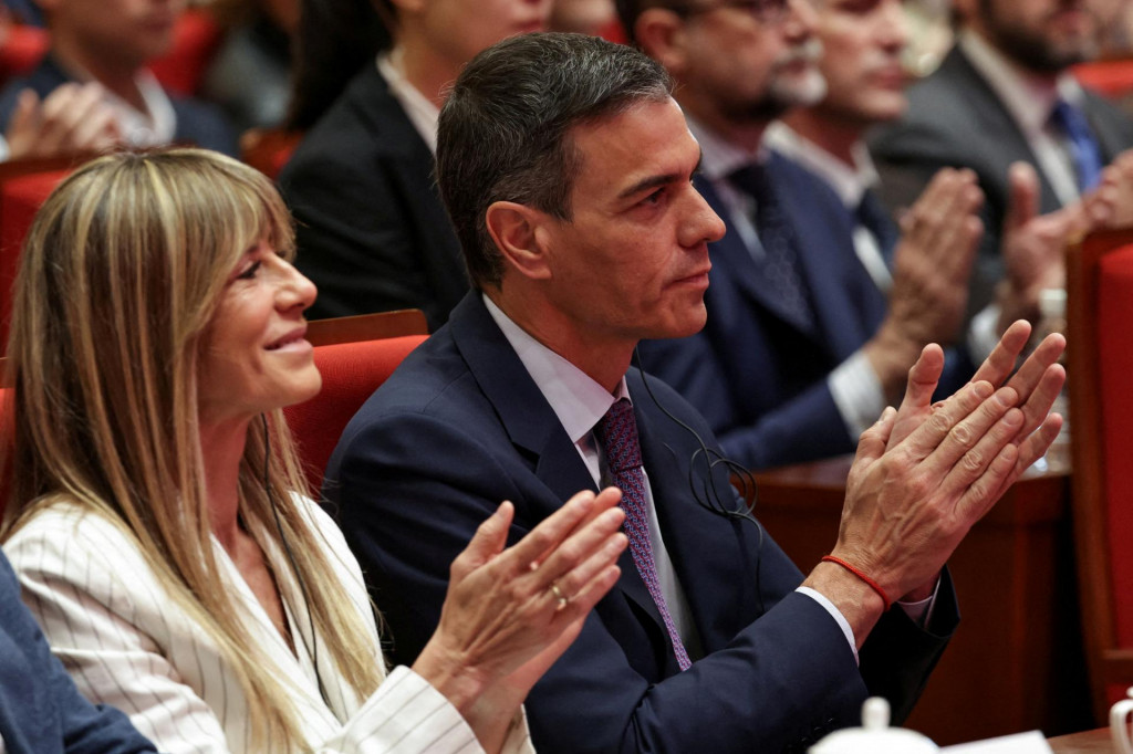 &Scaron;panielsky premi&eacute;r Pedro S&aacute;nchez a jeho manželka Mar&iacute;a Begoňa G&oacute;mezov&aacute;. FOTO: Reuters
