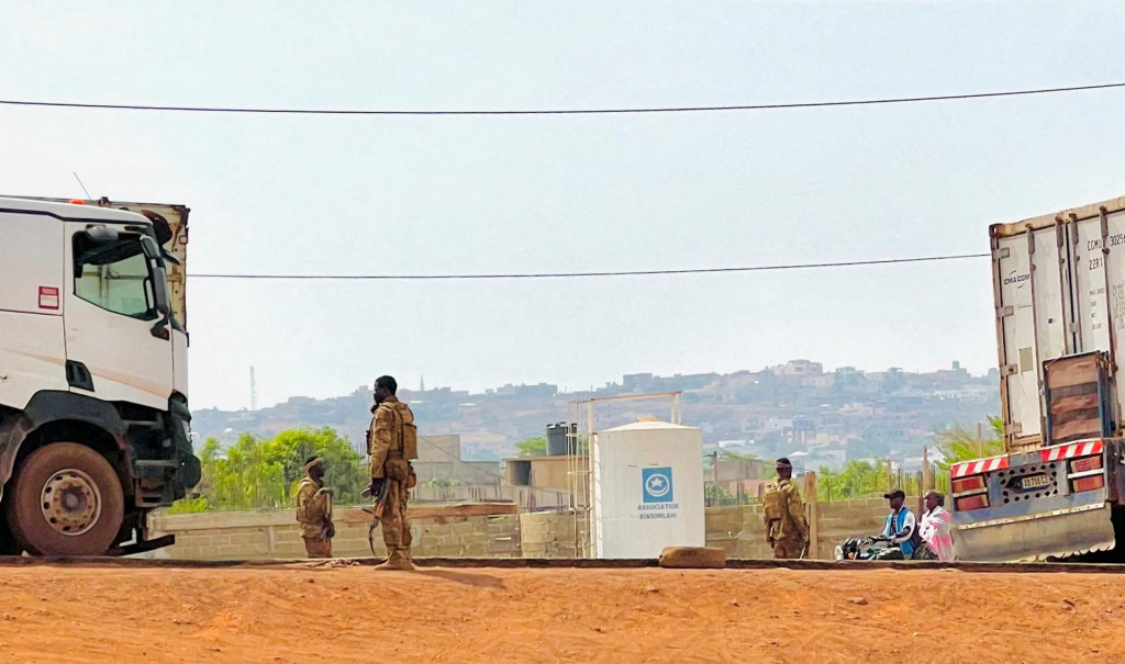 Malijsk&iacute; vojaci stoja pri n&aacute;kladnom aute počas hliadky po &uacute;toku na hlavn&uacute; malijsk&uacute; vojensk&uacute; z&aacute;kladňu Kati neďaleko hlavn&eacute;ho mesta Bamako. FOTO: Reuters