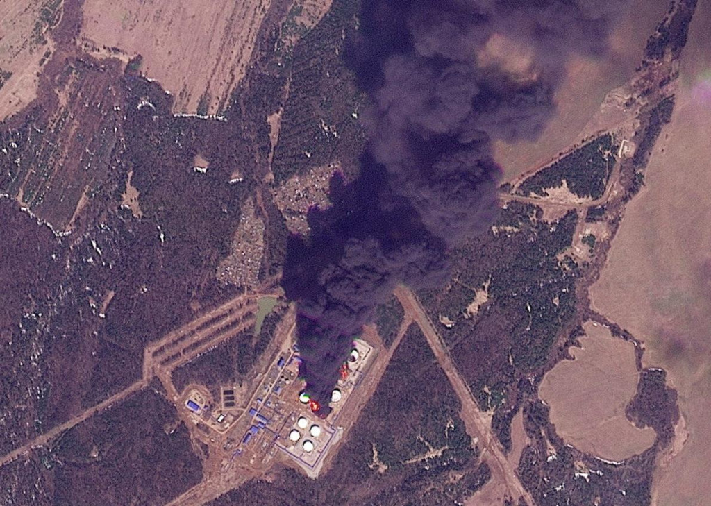 Satelitn&aacute; sn&iacute;mka ukazuje dym st&uacute;paj&uacute;ci po &uacute;toku ukrajinsk&eacute;ho dronu na ropn&uacute; čerpaciu stanicu v Permskom kraji v Rusku. FOTO: Reuter/ Planet Labs PBC
