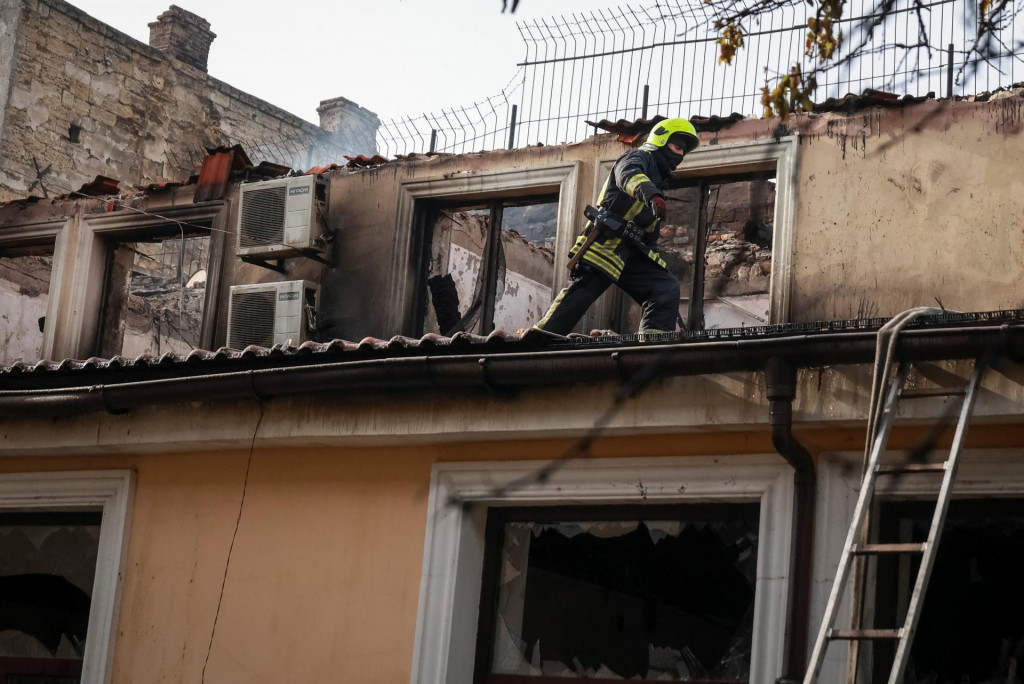 Hasič pracuje na mieste bytov&eacute;ho domu zasiahnut&eacute;ho rusk&yacute;m &uacute;tokom v Odese. FOTO: Reutes