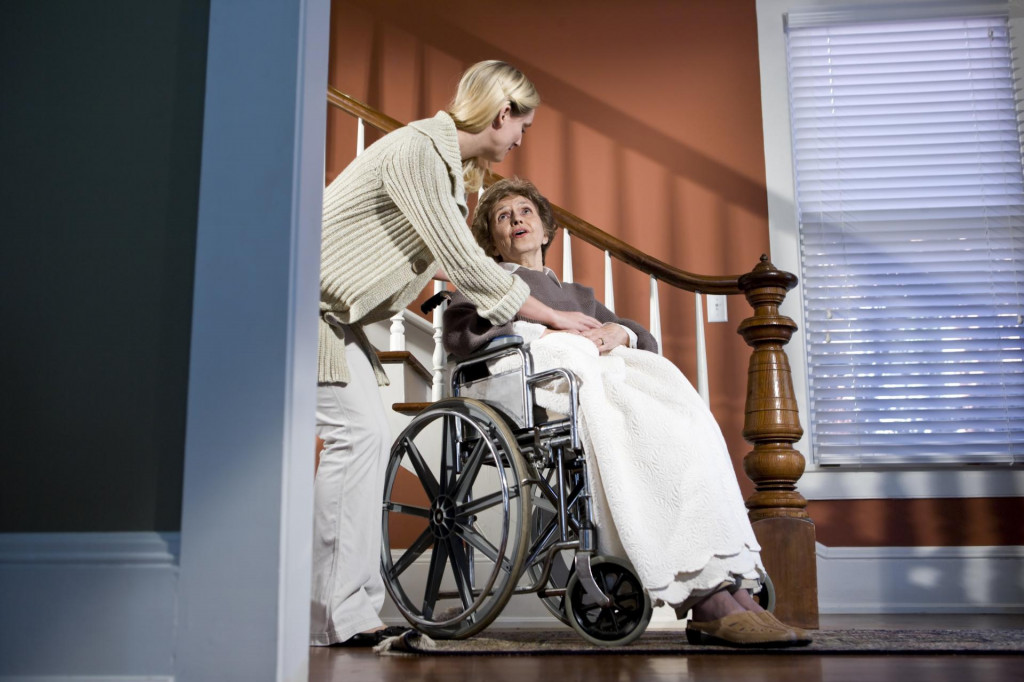 Peňažn&yacute; pr&iacute;spevok m&ocirc;že z&iacute;skať ten, kto osobne opatruje osobu s ťažk&yacute;m zdravotn&yacute;m postihnut&iacute;m. FOTO: Dreamstime
