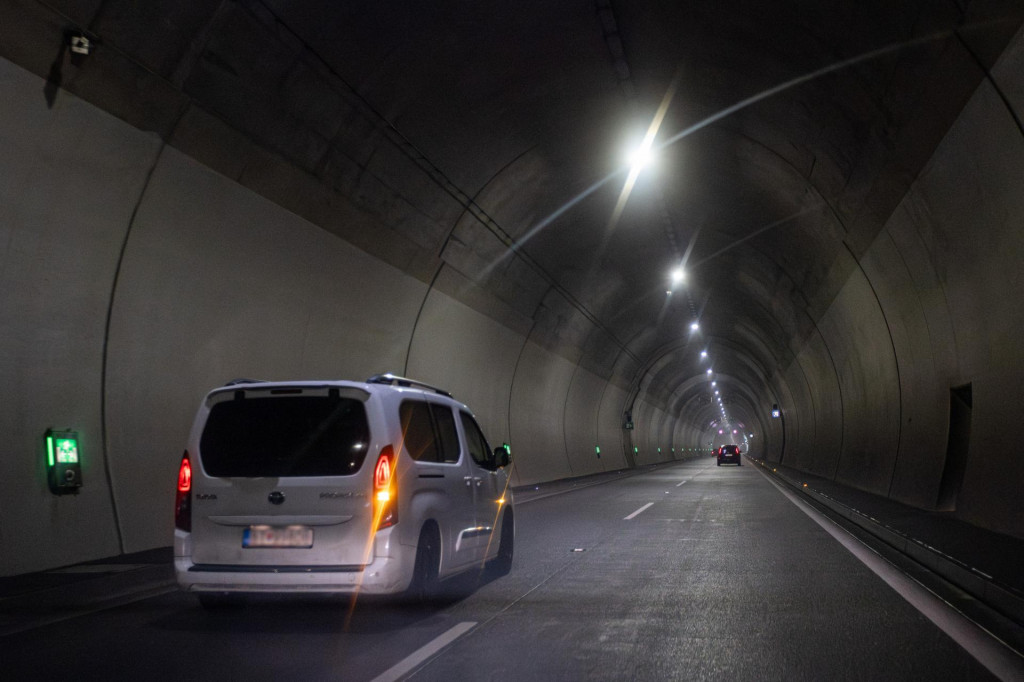 Počas jarnej &uacute;držby prejde očisten&iacute;m, kontrolami, profylaktick&yacute;mi prehliadkami a sk&uacute;&scaron;kami cel&aacute; technol&oacute;gia tunela. FOTO: TASR/Daniel Stehl&iacute;k