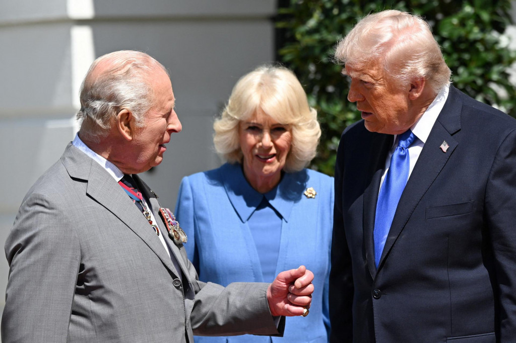 Britsk&yacute; kr&aacute;ľ Karol, kr&aacute;ľovn&aacute; Camilla a americk&yacute; prezident Donald Trump. FOTO: Reuters