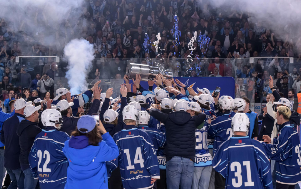 Hokejisti HK Nitra z&iacute;skali svoj tret&iacute; titul v najvy&scaron;&scaron;ej slovenskej hokejovej s&uacute;ťaži. FOTO: TASR/Henrich Mi&scaron;ovič