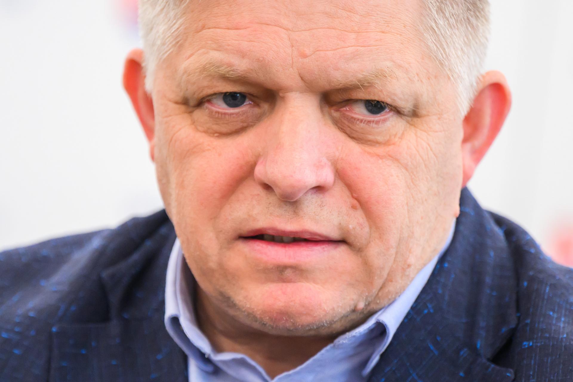 Ľuďom práce treba prejavovať slušnosť a rešpekt. Nemôže sa každý škeriť do kamery, uviedol Fico