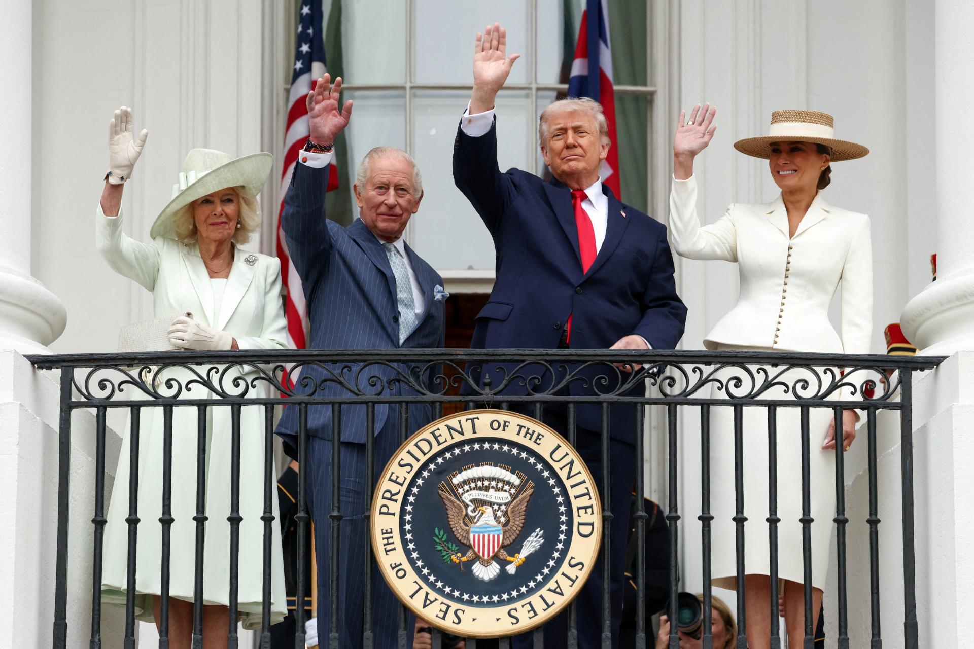 VIDEO: Potľapkal Karola, predbehol Camillu. Británia rieši Trumpove kráľovské faux pas