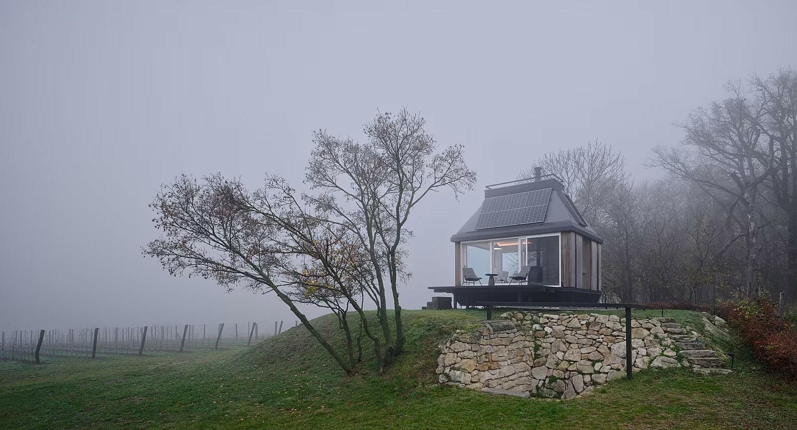 &Uacute;pln&aacute; sloboda bez &uacute;čtov. Sebestačn&aacute; chata nad Dev&iacute;nom funguje bez inžinierskych siet&iacute;