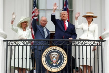 Britsk&yacute; kr&aacute;ľ Karol III., kr&aacute;ľovn&aacute; Camilla, americk&yacute; prezident Donald Trump a jeho manželka Melania Trump. FOTO: REUTERS