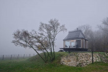 Nad Dev&iacute;nom vyr&aacute;stol unik&aacute;tny off-grid objekt, ktor&yacute; na minim&aacute;lnej ploche pon&uacute;ka luxusn&yacute; komfort v každom ročnom obdob&iacute;. FOTO: BoysPlayNice