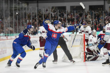 Michal Jakubec počas hokejov&eacute;ho z&aacute;pasu Slovensko &ndash; Loty&scaron;sko v semifin&aacute;le na 2026 IIHF Majstrovstv&aacute;ch sveta hr&aacute;čov do 18 rokov. FOTO: TASR