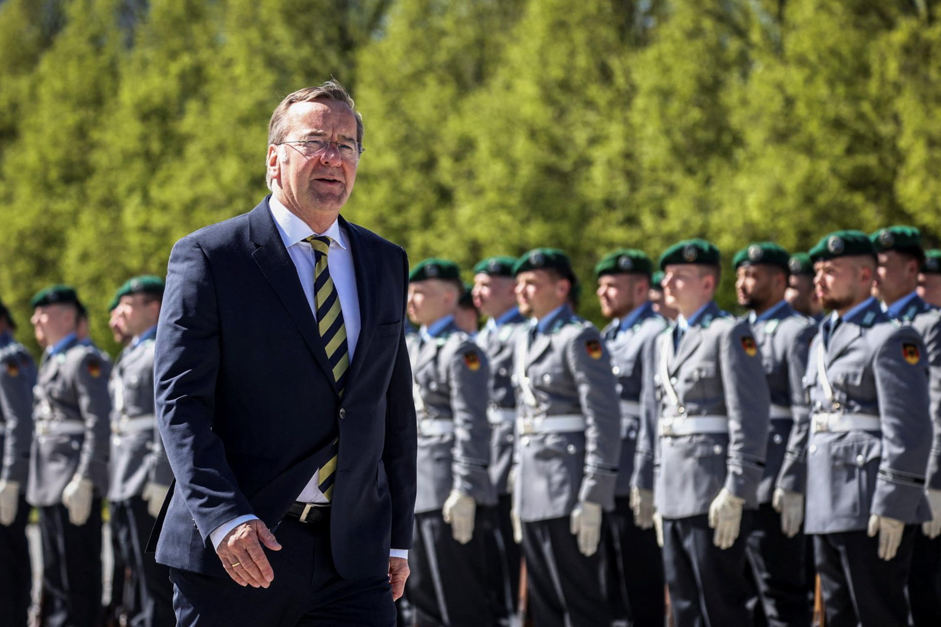 Berl&iacute;n reaguje na pl&aacute;n stiahnutia vojakov USA. Pr&iacute;tomnosť je aj vo va&scaron;om z&aacute;ujme, varuje