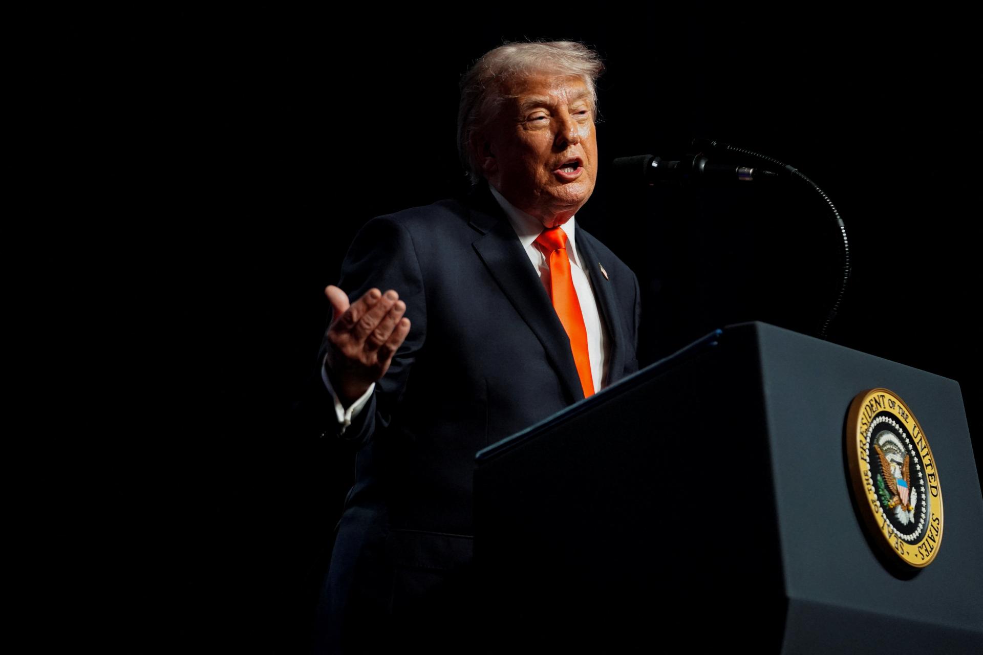 Trump sa snaží obísť Kongres. USA ukončili nepriateľské akcie proti Iránu, tvrdí