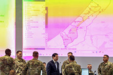 Minister zahraničn&yacute;ch vec&iacute; USA Marco Rubio sa rozpr&aacute;va s americk&yacute;m vojensk&yacute;m person&aacute;lom počas n&aacute;v&scaron;tevy Civilno-vojensk&eacute;ho koordinačn&eacute;ho centra v južnom Izraeli. FOTO: Reuters