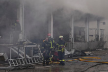 Z&aacute;chran&aacute;ri pracuj&uacute; na mieste &uacute;toku rusk&eacute;ho dronu v Ternopile na Ukrajine. FOTO: Reuters