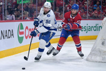 Obranca Tampa Bay Lightning J.J. Moser rozohr&aacute;va puk a &uacute;točn&iacute;k Montreal Canadiens Juraj Slafkovsk&yacute; rob&iacute; forček. FOTO: Reuters/Eric Bolte-Imagn Images