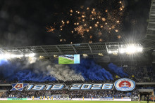 Ohňostroj nad &scaron;tadi&oacute;nom počas z&aacute;pasu 8. kola nadstavbovej časti Nik&eacute; ligy v skupine o titul &Scaron;K Slovan Bratislava - FK DAC 1904 Dunajsk&aacute; Streda. FOTO. TASR/Pavel Neubauer