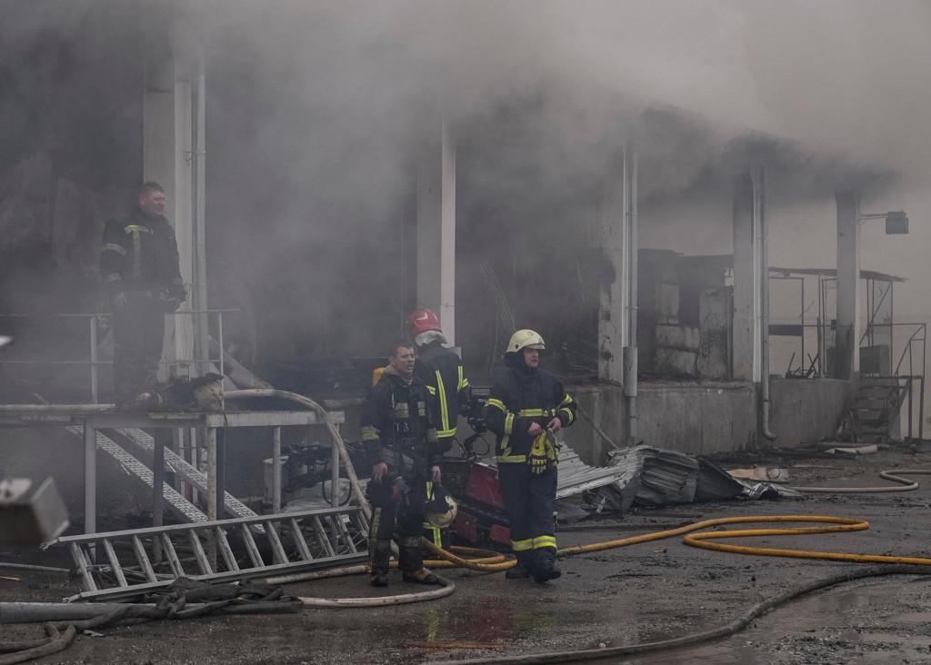 Z&aacute;chran&aacute;ri pracuj&uacute; na mieste &uacute;toku rusk&eacute;ho dronu v Ternopile na Ukrajine. FOTO: Reuters