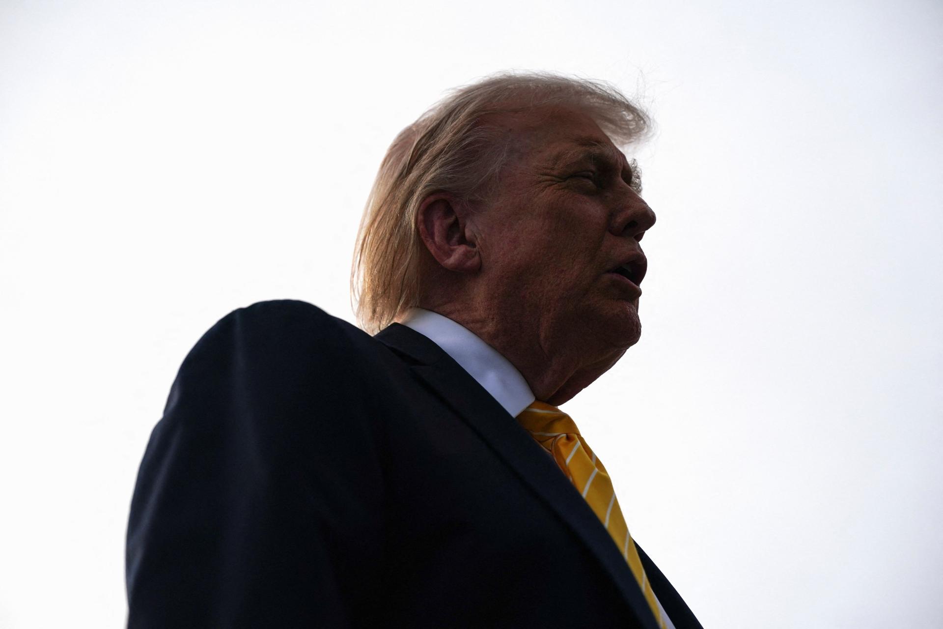 USA začnú v pondelok sprevádzať lode uviaznuté v Perzskom zálive, oznámil Trump