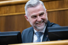 Na sn&iacute;mke podpredseda N&aacute;rodnej rady (NR) SR Tibor Ga&scaron;par (Smer-SD) sa usmieva počas 43. sch&ocirc;dze parlamentu v Bratislave vo &scaron;tvrtok 11. decembra 2025. FOTO TASR - Jakub Kotian *** Local Caption *** portr&eacute;t &scaron;&iacute;rka FOTO: Jakub Kotian
