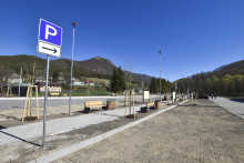 Spr&aacute;va N&aacute;rodn&eacute;ho parku Mur&aacute;nska planina vybudovala v obci Mur&aacute;ň nov&eacute; veľkokapacitn&eacute; z&aacute;chytn&eacute; parkovisko, ktor&eacute; bude bezplatne pr&iacute;stupn&eacute; pre v&scaron;etk&yacute;ch n&aacute;v&scaron;tevn&iacute;kov. FOTO: TASR/ Luk&aacute;&scaron; Mužla