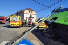 Dopravn&aacute; nehoda autobusu, ku ktorej do&scaron;lo v nedeľu v obci Dobr&aacute; Niva v okrese Zvolen, si nevyžiadala v&aacute;žne zranenia. Ľahko sa zranilo dev&auml;ť ľud&iacute;. FOTO: Facebook