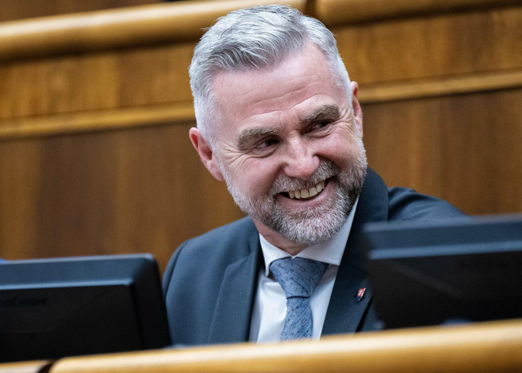 Na sn&iacute;mke podpredseda N&aacute;rodnej rady za Smer-SD Tibor Ga&scaron;par.  FOTO: TASR/J. Kotian