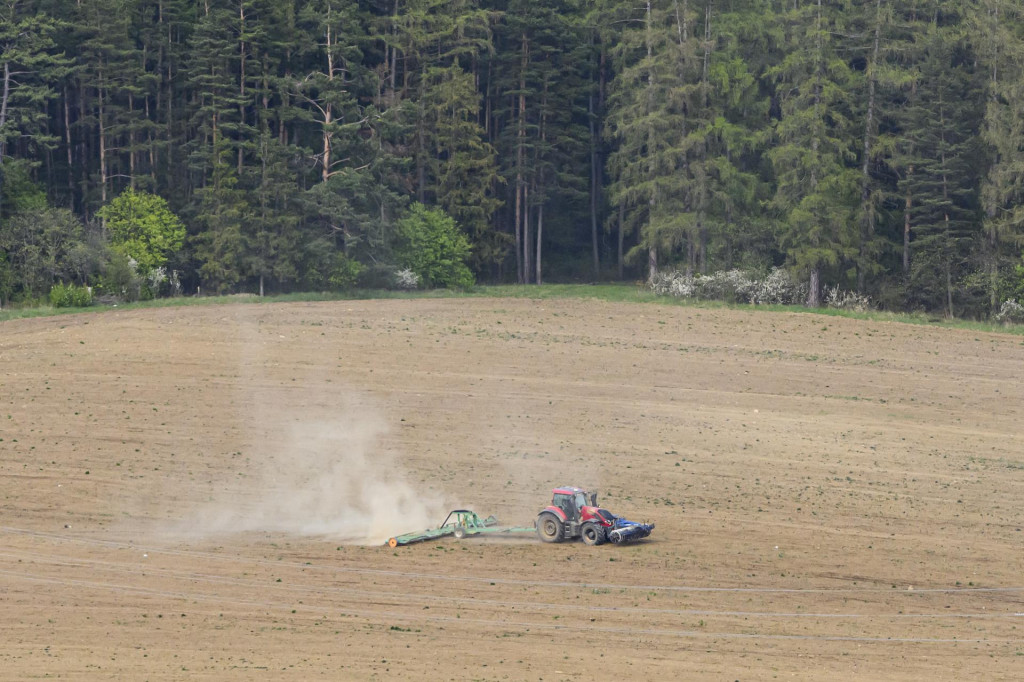 Traktor na poli v Poprade. FOTO: TASR/Michal Sv&iacute;tok