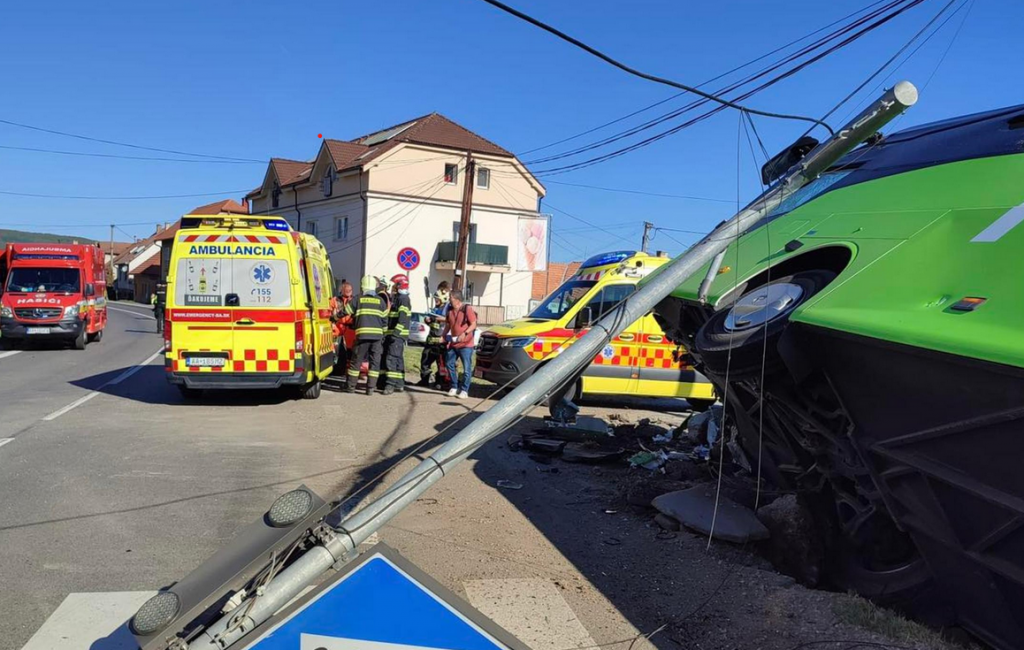 Dopravn&aacute; nehoda autobusu, ku ktorej do&scaron;lo v nedeľu v obci Dobr&aacute; Niva v okrese Zvolen, si nevyžiadala v&aacute;žne zranenia. Ľahko sa zranilo dev&auml;ť ľud&iacute;. FOTO: Facebook