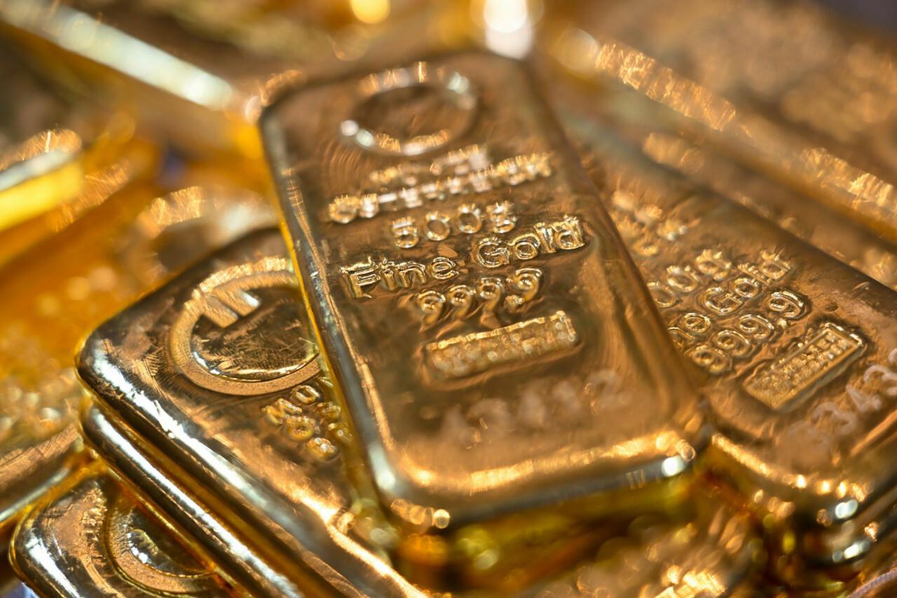 Cena zlata klesla takmer o dve percent&aacute;, pohybuje sa okolo 4538 dol&aacute;rov za uncu