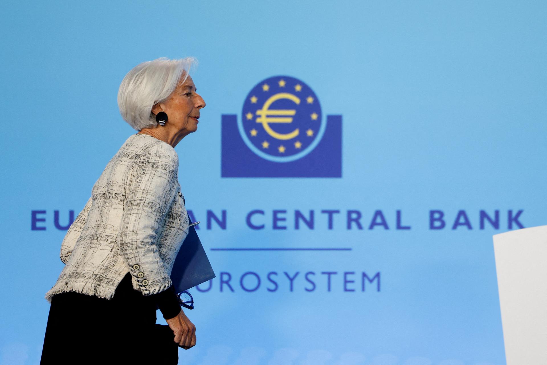 Eur&oacute;pska centr&aacute;lna banka tento rok poč&iacute;ta so zr&yacute;chlen&iacute;m infl&aacute;cie a slab&scaron;&iacute;m rastom ekonomiky, ukazuje prieskum