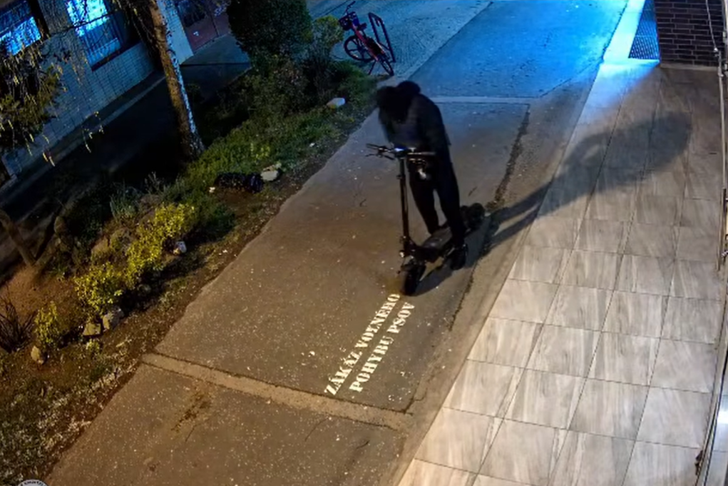 Pol&iacute;cia vy&scaron;etruje ozbrojen&uacute; l&uacute;pež v z&aacute;ložni v Petržalke, po p&aacute;chateľovi p&aacute;tra