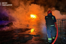 Hasič pracuje v are&aacute;li pr&iacute;stavu na Dunaji, ktor&yacute; bol zasiahnut&yacute; počas nočn&yacute;ch &uacute;tokov rusk&yacute;ch dronov. FOTO: Reuters