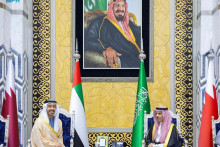 Saudskoarabsk&yacute; minister zahraničn&yacute;ch vec&iacute; Fajsal bin Farh&aacute;n al-Sa&uacute;d prij&iacute;ma podpredsedu vl&aacute;dy a ministra zahraničn&yacute;ch vec&iacute; Spojen&yacute;ch arabsk&yacute;ch emir&aacute;tov &scaron;ejka Abdall&aacute;ha bin Zaj&iacute;da al-Nahj&aacute;na pred mimoriadnym zasadnut&iacute;m Rady pre spolupr&aacute;cu v Perzskom z&aacute;live. FOTO: REUTERS