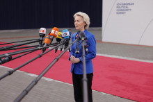 &Scaron;&eacute;fka Eur&oacute;pskej komisie Ursula von der Leyenov&aacute; odpoved&aacute; na ot&aacute;zky novin&aacute;rov počas pr&iacute;chodu na 8. summit Eur&oacute;pskeho politick&eacute;ho spoločenstva (EPC) v Jerevane v pondelok 4. m&aacute;ja 2026. FOTO: TASR/AP