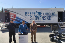 Na sn&iacute;mke minister vn&uacute;tra Mat&uacute;&scaron; &Scaron;utaj E&scaron;tok, riaditeľ Krajsk&eacute;ho riaditeľstva Policajn&eacute;ho zboru v Ko&scaron;iciach &Scaron;tefan Mulik (vľavo) a podpredseda komory obc&iacute; Združenia miest a obc&iacute; Slovenska (ZMOS) J&aacute;n Fenč&aacute;k počas celoslovenskej ter&eacute;nnej prevent&iacute;vnej kampane s n&aacute;zvom Na vlastnej koži v Ko&scaron;iciach. FOTO: TASR/Mari&aacute;n Holubč&iacute;k