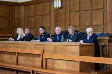 Na sn&iacute;mke (zľava) b&yacute;val&aacute; manaž&eacute;rka holdingu Agrofert a s&uacute;časn&aacute; česk&aacute; europoslankyňa za hnutie ANO Jana Nagyov&aacute;, jej advok&aacute;t Josef Bartonč&iacute;k, advok&aacute;ti Richard Schmidt a Michael Bartonč&iacute;k, česk&yacute; expremi&eacute;r a predseda hnutia ANO Andrej Babi&scaron; a jeho tret&iacute; advok&aacute;t Eduard Bruna. FOTO: TASR/Barbora Vizv&aacute;ryov&aacute;