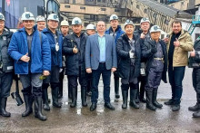 Č&iacute;ňania v Donbase. Miestnym ťažobn&yacute;m firm&aacute;m dod&aacute;vaj&uacute; napr&iacute;klad bansk&uacute; techniku ​​a ďal&scaron;ie komponenty. FOTO: realgazeta.com
