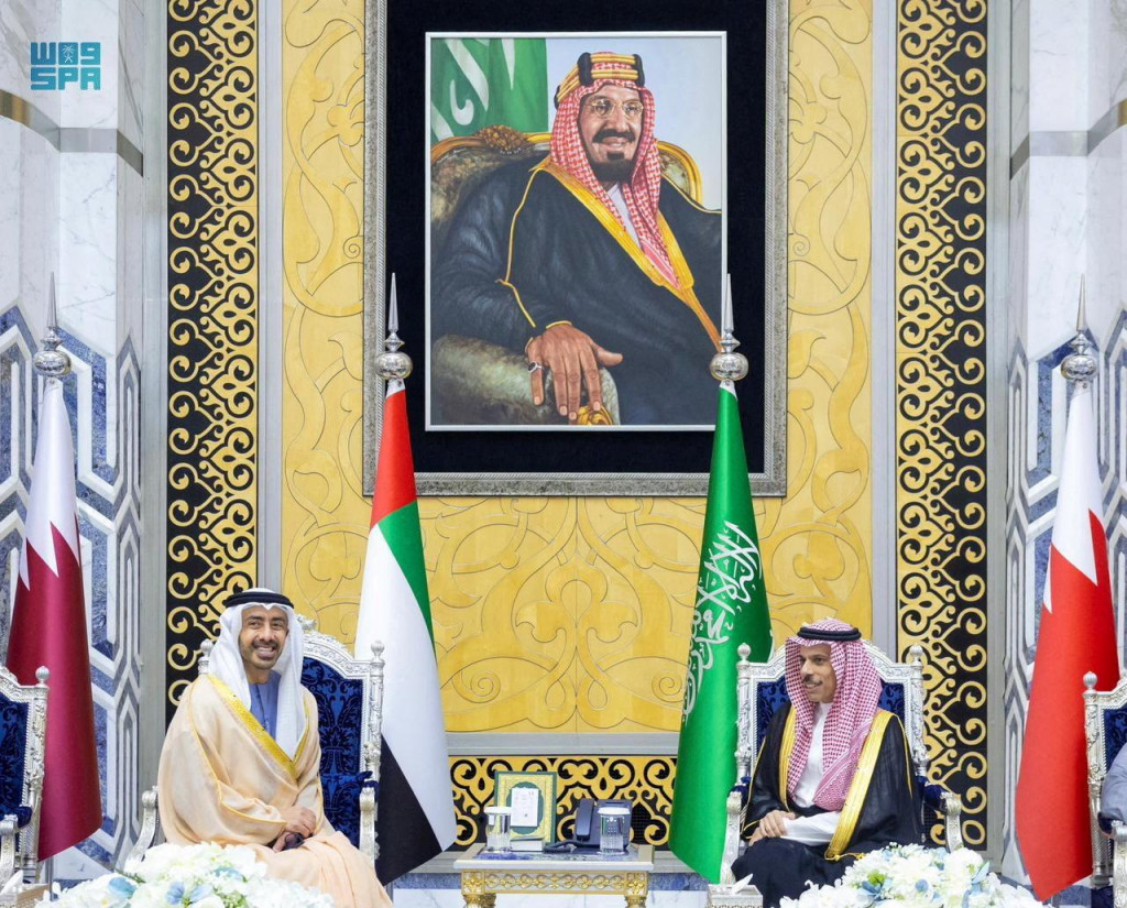 Saudskoarabsk&yacute; minister zahraničn&yacute;ch vec&iacute; Fajsal bin Farh&aacute;n al-Sa&uacute;d prij&iacute;ma podpredsedu vl&aacute;dy a ministra zahraničn&yacute;ch vec&iacute; Spojen&yacute;ch arabsk&yacute;ch emir&aacute;tov &scaron;ejka Abdall&aacute;ha bin Zaj&iacute;da al-Nahj&aacute;na pred mimoriadnym zasadnut&iacute;m Rady pre spolupr&aacute;cu v Perzskom z&aacute;live. FOTO: REUTERS